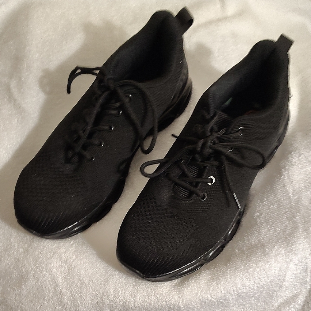 Sleek Black Low-Top Athletic Shoes with Knit Upper